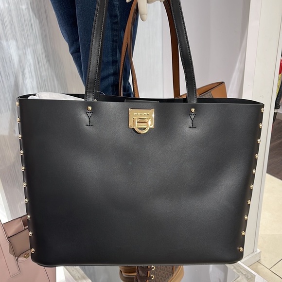 MICHAEL KORS MANHATTAN LARGE SHOULDER TOTE BAG
SMOOTH LEATHER
STUDS
BLACK - Picture 4 of 16